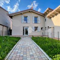 VILLA A SCHIERA A BORGO SAN LORENZO