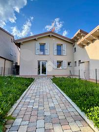 VILLA A SCHIERA A BORGO SAN LORENZO