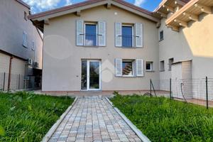 VILLA A SCHIERA A BORGO SAN LORENZO