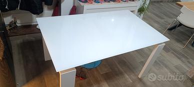tavolo allungabile laccato con piano in vetro 