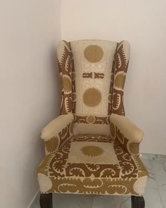 Poltrona stile classico in tessuto decorato