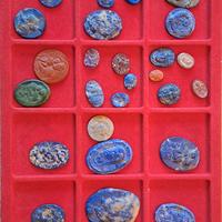 Inmagini sacre scolpite su pietre dure