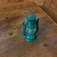 Lanterna a petrolio vintage verde, blu e nera
