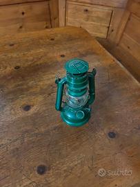 Lanterna a petrolio vintage verde, blu e nera