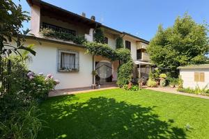 VILLA A SCHIERA A GUSSAGO