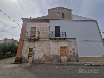 Casa tre livelli in centro paese
