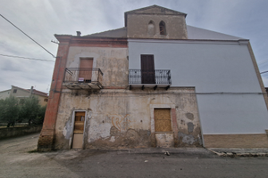 Casa tre livelli in centro paese