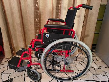 Carrozzina ad autospinta pieghevole