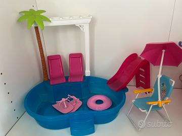 Piscina Barbie con sedie e scivolo