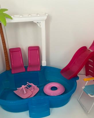 Piscina Barbie con sedie e scivolo