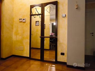 Appendiabiti con mensola e specchiera.