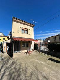Villa di 120 m² con 4 locali e box auto doppio a B