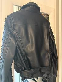 Giubbino simil pelle tipo biker borchiato