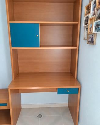 scrivania  con. libreria