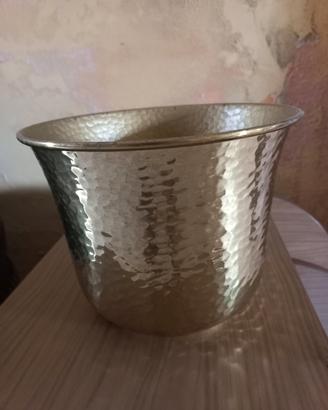 secchiello in ottone martellato