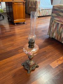 lume antico con fiori