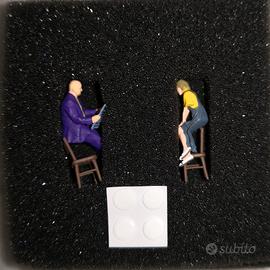 SET 2 PERSONAGGI + 2 SEDIE 1/64  RACE MEDAL FIGURE