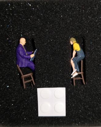 SET 2 PERSONAGGI + 2 SEDIE 1/64  RACE MEDAL FIGURE
