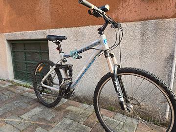 bicicletta da montagna con sella nuova
