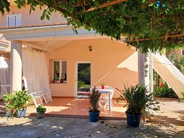 Spazioso appartamento con veranda e giardino