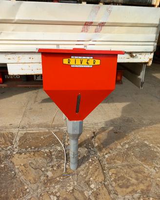 distributore mangime per equini