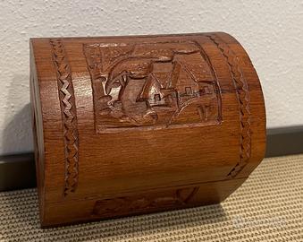 Cofanetto Portagioie in Legno Intarsiato a Mano 