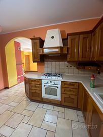 Cucina completa in legno di Cucina Venete