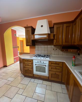 Cucina completa in legno di Cucina Venete