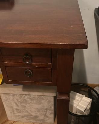 Tavolo in legno con cassetti