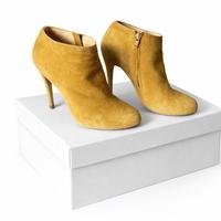 Stivaletto scamosciato con tacco a spillo