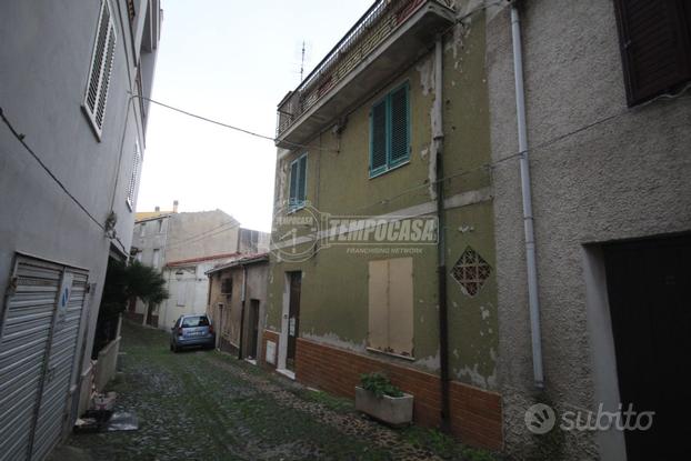 Osilo. Intera palazzina da ristrutturare con box.