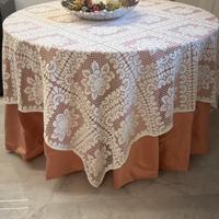 Tovaglia in raso rosa e tovaglia in pizzo quadrata