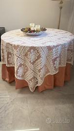 Tovaglia in raso rosa e tovaglia in pizzo quadrata