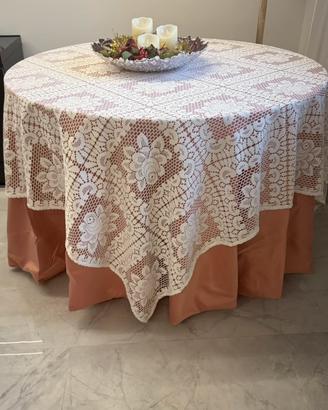 Tovaglia in raso rosa e tovaglia in pizzo quadrata