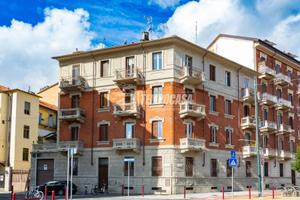 TRILOCALE RISTRUTTURATO CON DOPPI BALCONI E CANTIN