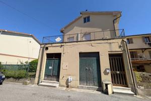 Casa indipendente di 215 m² con 4 locali e box aut