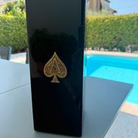 Bottiglia vuota e confezione