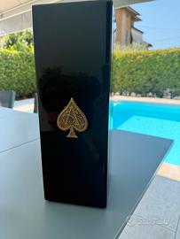 Bottiglia vuota e confezione