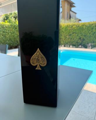 Bottiglia vuota e confezione