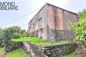 Casale panoramico con terreno a Montargano