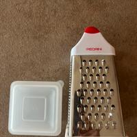 Grattugia Pedrini a piramide con contenitore