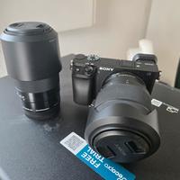 sony alpha 6400 con due obiettivi