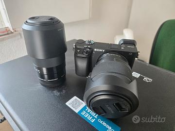 sony alpha 6400 con due obiettivi