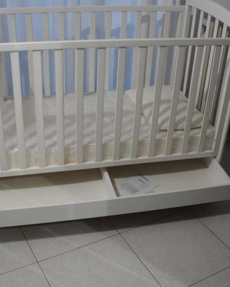 culla in legno completa di materassino mai usata.