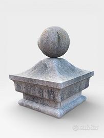 Capitelli con sfera in pietra naturale porfido.