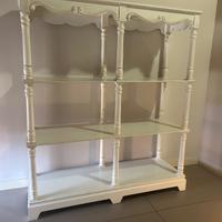 Elegante libreria shabby chic in legno bianco