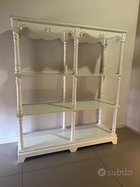 Elegante libreria shabby chic in legno bianco