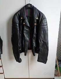 Giacca in pelle versus Gianni Versace 
