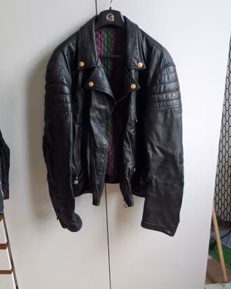 Giacca in pelle versus Gianni Versace 