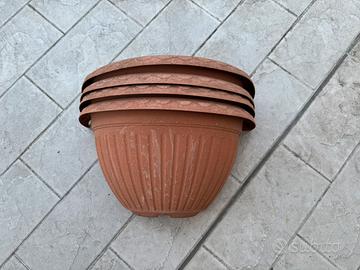 Quattro vasi di plastica a conchiglia da parete
